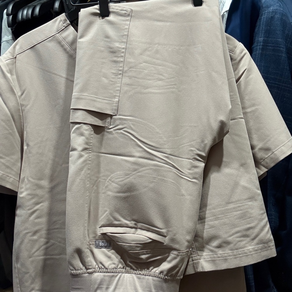 Men’s Figs Scrub Set - Picture 2 of 2